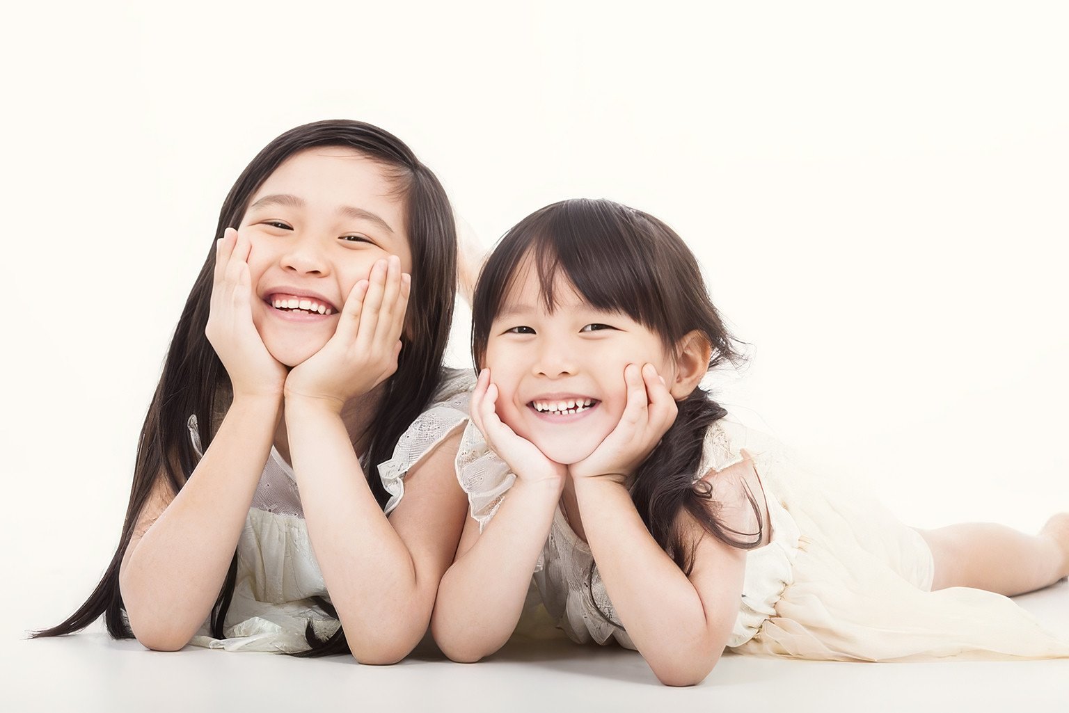 服務 Two smiling children